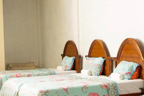 two beds in a room with two bedsitures at Apart Hotel Acuarious de Luis in Estelí