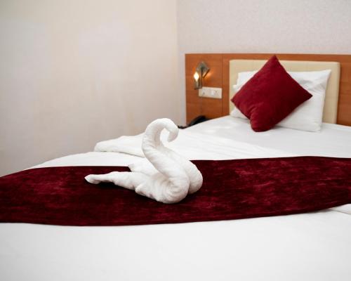 Postel nebo postele na pokoji v ubytování Sama Paris Plaza Hotel