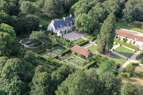 an aerial view of a house with a garden at Domaine de Poulaines près Valençay Val de Loire Berry in Poulaines