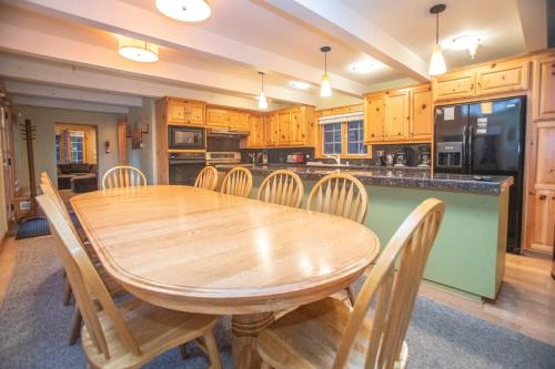 a large kitchen with a wooden table and chairs at The Tallac Lodge Hot Tub Walk 2 Beach in Carnelian Bay