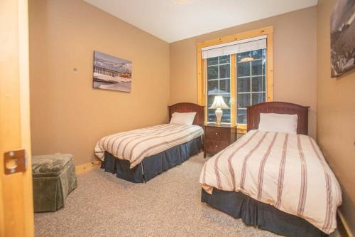 a bedroom with two beds and a window at The Tallac Lodge Hot Tub Walk 2 Beach in Carnelian Bay