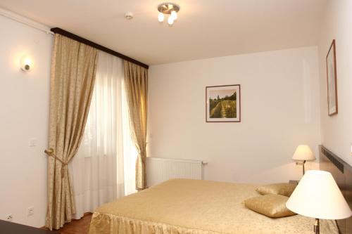 a bedroom with a bed and a window at Apartmani Marbis in Koprivnica