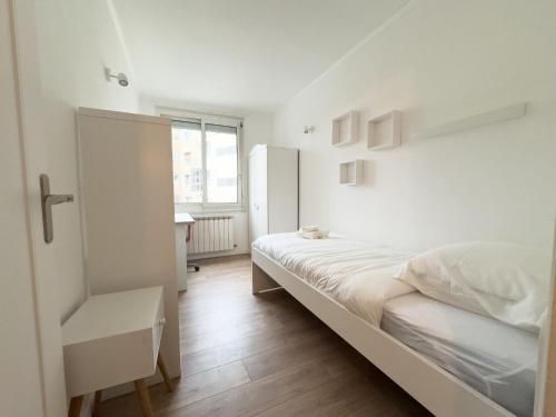 a white bedroom with a bed and a window at Le Jarret - Charmant T4 - Proche Timone in Marseille