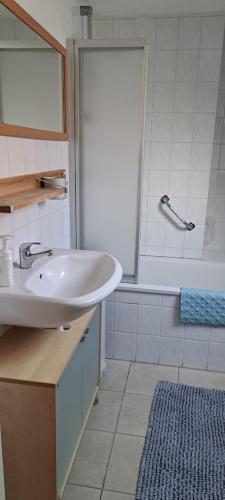 a bathroom with a sink and a bath tub at Ferienhaus Rosenthal in Anjum