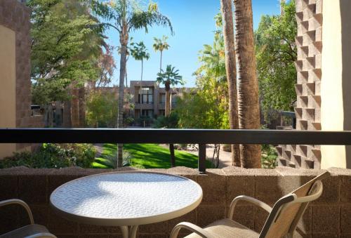 Balkón nebo terasa v ubytování DoubleTree by Hilton Paradise Valley Resort Scottsdale