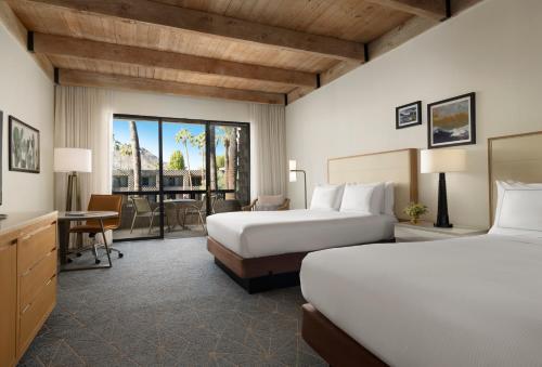 Postel nebo postele na pokoji v ubytování DoubleTree by Hilton Paradise Valley Resort Scottsdale