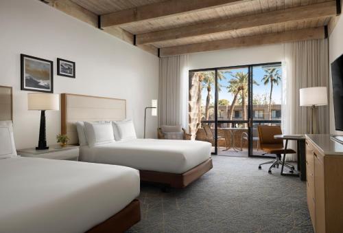 Postel nebo postele na pokoji v ubytování DoubleTree by Hilton Paradise Valley Resort Scottsdale
