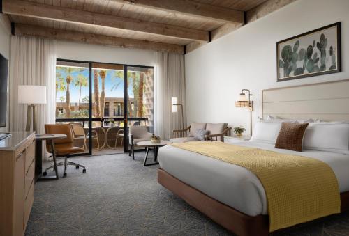 Postel nebo postele na pokoji v ubytování DoubleTree by Hilton Paradise Valley Resort Scottsdale