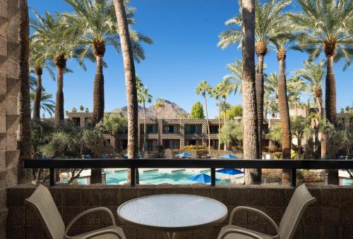 Bazén v ubytování DoubleTree by Hilton Paradise Valley Resort Scottsdale nebo v jeho okolí