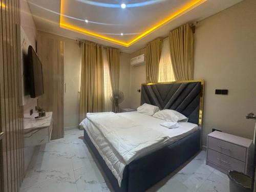 ein Schlafzimmer mit einem großen Bett in einem Zimmer in der Unterkunft Bae apartment in Oba Ile