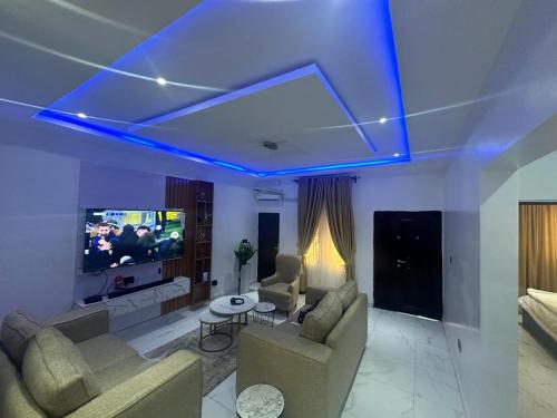 una sala de estar con una luz azul en el techo en Bae apartment, en Oba Ile