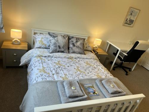 um quarto com uma cama com toalhas em 35 Southerndown Avenue em Swansea