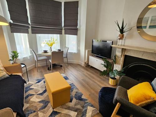 TV a/nebo společenská místnost v ubytování Coolinge Apartment