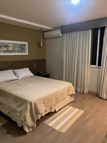 sypialnia z dużym łóżkiem i oknem w obiekcie Alugo 1 Suite 210 no Mont Blanc w mieście Nova Iguaçu