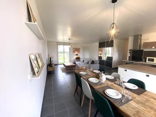 Il dispose d'une cuisine et d'un salon avec une table et des chaises en bois. dans l'établissement La belle des champs, à Luzillé