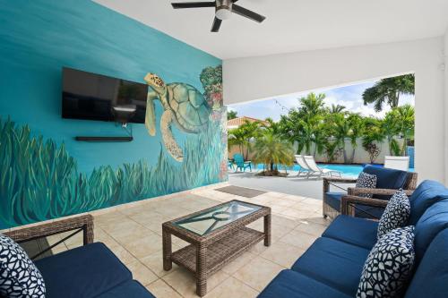 uma sala de estar com um mural de parede de uma tartaruga em 4 bedroom family reserve with pool home em Dorado