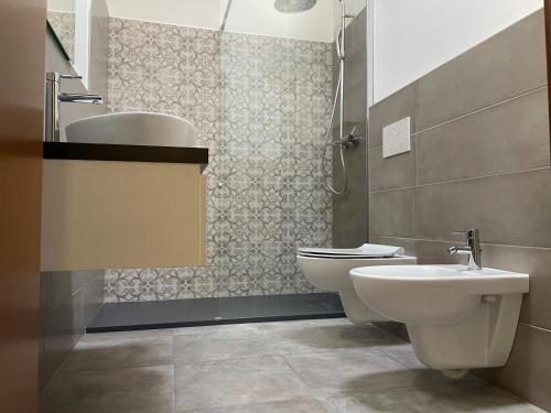 a bathroom with a toilet and a sink at Twentyone Holiday Home in Pisogne