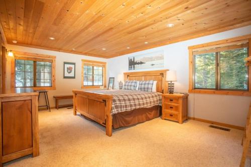A bed or beds in a room at The Tahoe Bear Retreat Hot Tub Beach Access
