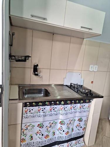 Dapur atau dapur kecil di Kitnet com ar condicionado e banheiro externo