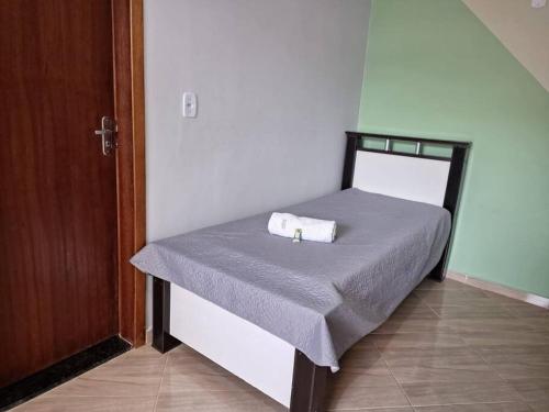 ein kleines Bett mit einem Handtuch darüber in der Unterkunft Edícula c/ wifi e banheiro externo em Capão Bonito in Capão Bonito