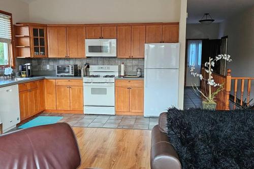 een keuken met witte apparaten en houten kasten bij Private Apartment in Catskills in Liberty