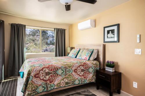 een slaapkamer met een bed en een raam bij LE RENDEZ-VOUS CATALINA w POOL in Tucson