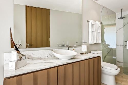 een badkamer met een wastafel en een toilet bij Ocean Vista Oasis at Maritima Playa in Bucerías