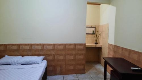 a bedroom with a bed and a desk in a room at Apartamentos Morpho CR 2 in Quepos