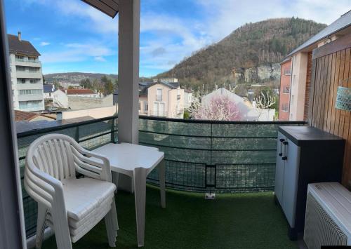 d'un balcon avec une table et des chaises et une vue. dans l'établissement Ararat, à Lourdes