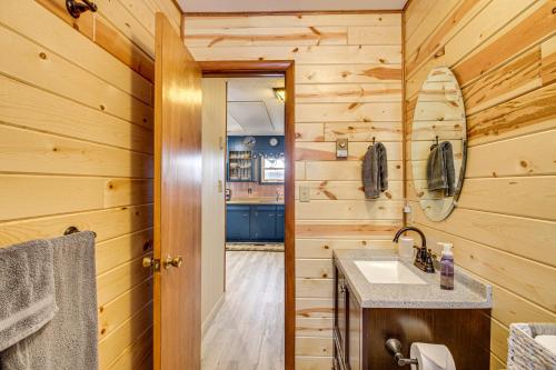 baño con lavabo en una cabaña de madera en Bigfork Cabin on Long Lake with Private Dock! en Bigfork