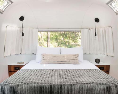 1 dormitorio con cama y ventana en AutoCamp Sequoia en Three Rivers