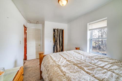 um quarto branco com uma cama e uma janela em Dog-Friendly Michigan City Home - 3 Mi to Beach! em Michigan City