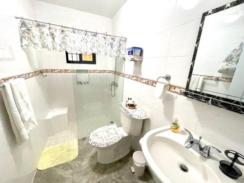 A bathroom at Relajante apartamento frente al Rio
