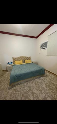 ein Schlafzimmer mit einem Bett in der Ecke eines Zimmers in der Unterkunft شاليه قلب الهدا 3-4 in Al Hada