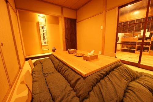 Cama grande en habitación con ventana en RIKKA BABA ICHI en Takayama