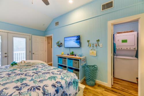 um quarto com uma cama e uma parede azul em Island-Style Cottage with Boat Parking 5 Mi to Beach em Rockport