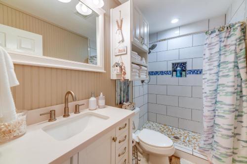 uma casa de banho com um lavatório, um WC e um chuveiro em Island-Style Cottage with Boat Parking 5 Mi to Beach em Rockport