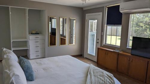 Un dormitorio con una cama y un televisor de pantalla plana. en Cozy B- condo in charming Corpus Christi with WiFi, AC near Laguna Madre, en Corpus Christi