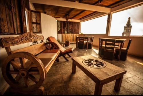 un salon avec une roue en bois et une table dans l'établissement HOTEL DANIELA 2, à Cuetzalán del Progreso