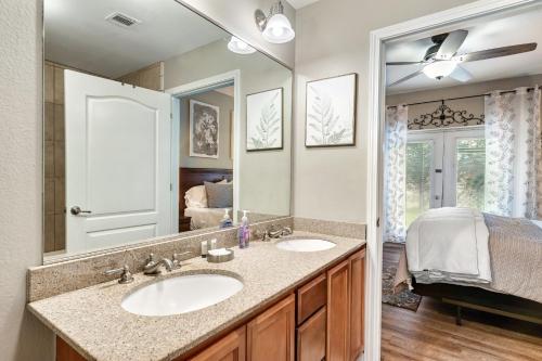 ein Badezimmer mit zwei Waschbecken und einem großen Spiegel in der Unterkunft Luxury Condo, Sleeps 6, 3.2 Miles to Dollywood in Pigeon Forge