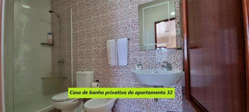 bagno con lavandino, servizi igienici e specchio di Príncipe de Mónaco Boutique House ad Angra do Heroísmo