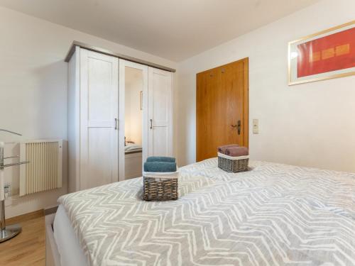 um quarto com uma cama grande com duas cadeiras em Conny em Maria Alm am Steinernen Meer