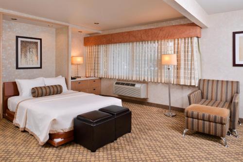 Postel nebo postele na pokoji v ubytování Best Western Corte Madera Inn