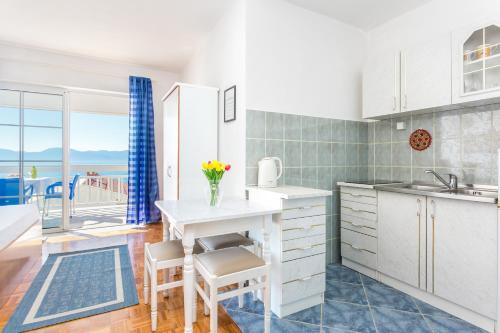 Kuchyň nebo kuchyňský kout v ubytování Apartments with parking space Podaca, Makarska - 6736