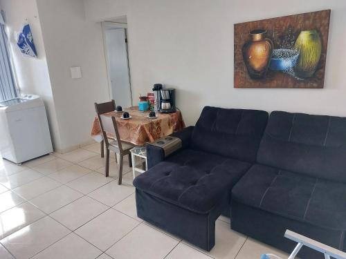 sala de estar con sofá y mesa en Apto de 2 quartos com AR localizado no centro sul, en Santo Ângelo
