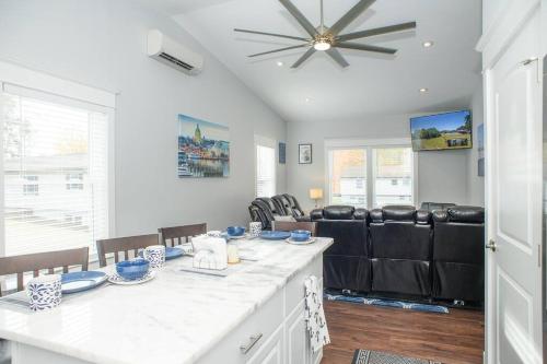 a kitchen and dining room with a table and chairs at BayRidge house by Quiet Waters, Thomas Point Parks in Annapolis