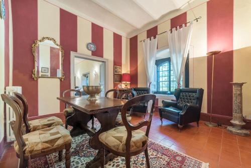 Il Giardino e la Dimora في بومارزو: غرفة معيشة مع طاولة وكراسي خشبية