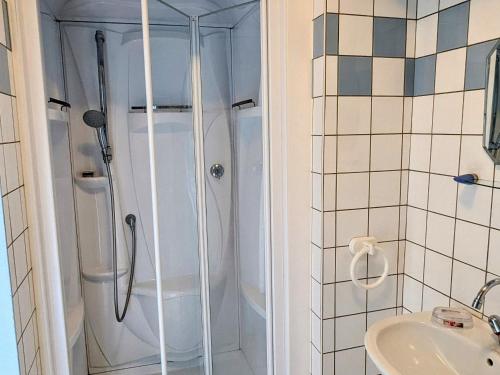 uma casa de banho com um chuveiro e um lavatório. em Gîte Mécrin, 6 pièces, 10 personnes - FR-1-585-12 