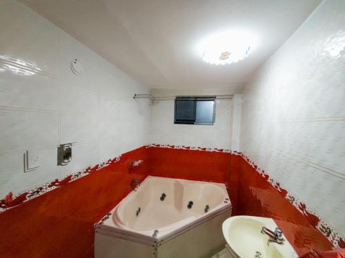 y baño con bañera y lavamanos. en Hostal Paris, en Lima