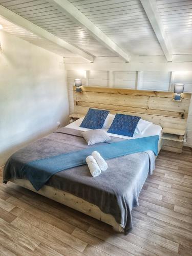 a bedroom with a large bed with two towels on it at Bungalow Bois Détente in Capesterre-Belle-Eau